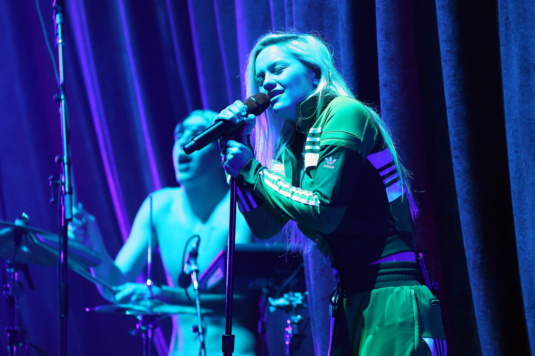 Carlie Hanson on tour